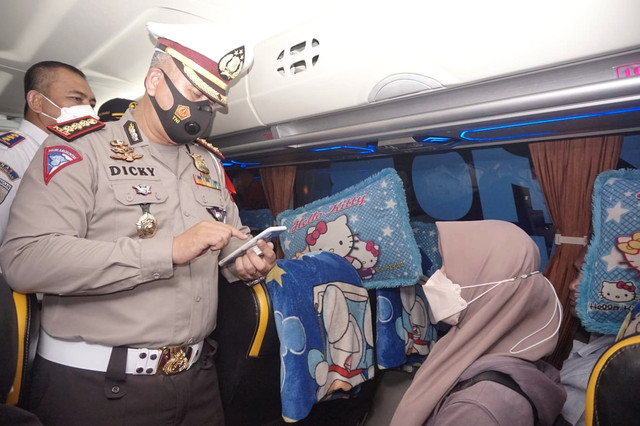 Pengecekan penumpang mudik di Terminal Batoh, Banda Aceh. Foto: Humas Ditlantas Polda Aceh