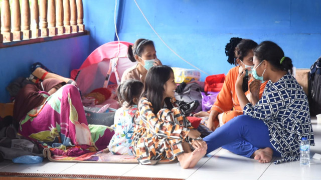 Pengungsi yang bertahan di Polres Yahukimo. (Foto Humas Polda Papua)  