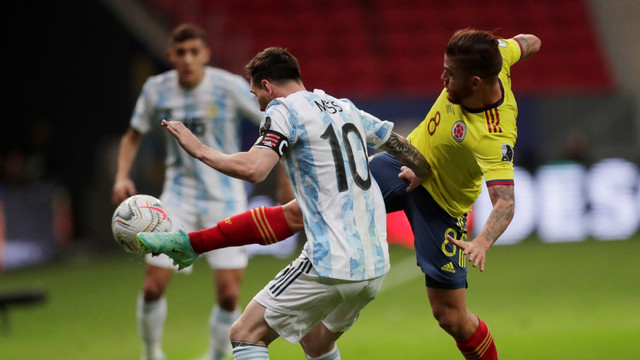Aksi Gustavo Cuellar dalam laga semifinal Copa America 2021 antara Argentina vs Kolombia. Foto: Tim Burton/Reuters