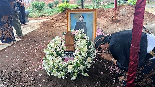 GPH Bhre Cakrahutomo Wira Sudjiwo di makam Mangkunegara IX yang berada di Astana Girilayu, Kabupaten Karanganyar. FOTO: Dok Istimewa