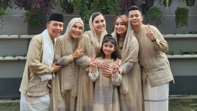 Keluarga Ayu Ting Ting di Hari Lebaran. Foto: Instagram @ayutingting92