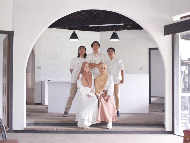 Potret Founder Mahakan Coffee and Space, Ramadhan, Sekal, Bayu, Intan, dan Annisa (berurut dari kiri atas ke kanan) di Coffee Shop mereka.