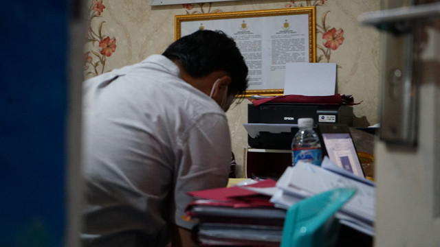 Adhitya Rol Asmi saat menjalani pemeriksaan di Polda Sumsel. (Foto: Ary Priyanto/Urban Id).