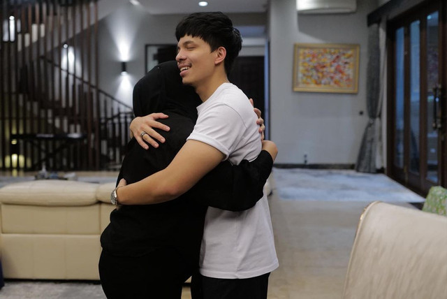 Aurel Hermansyah dapat kado dari Atta Halilintar. Foto: Instagram/@aurelie.hermansyah