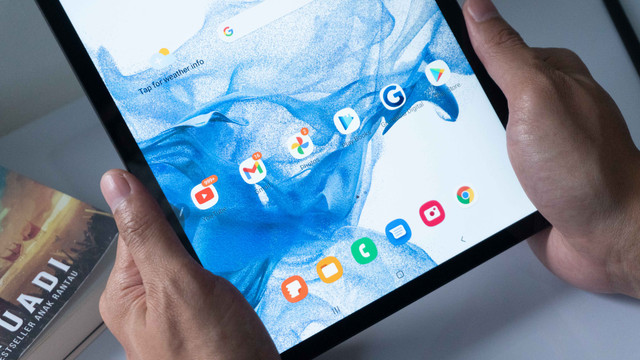 Ilustrasi Penggunaan Samsung Galaxy Tab S8. Foto: Kevin S. Kurnianto/kumparan