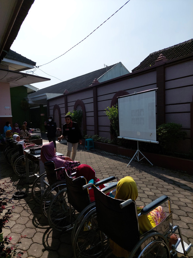 (Sumber: Dokumentasi PMM UMM Kelompok 18) Program Relaksasi Lansia di Pondok Lansia Al-Ishlah oleh PMM UMM Gel. 3 Kel. 18