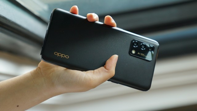 Ilustrasi mengecek HP OPPO. Foto: Oppo.