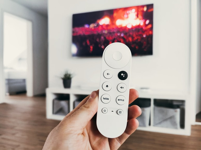 Ilustrasi kode remot TV Sharp. Foto: Dario/Unsplash