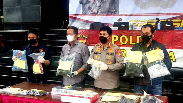 Jumpa pers pengungkapan kasus pengeroyokan Ketua KNPI Haris Pertama, di Polda Metro Jaya, Jakarta, Selasa (22/2/2022). Foto: Jonathan Devin/kumparan