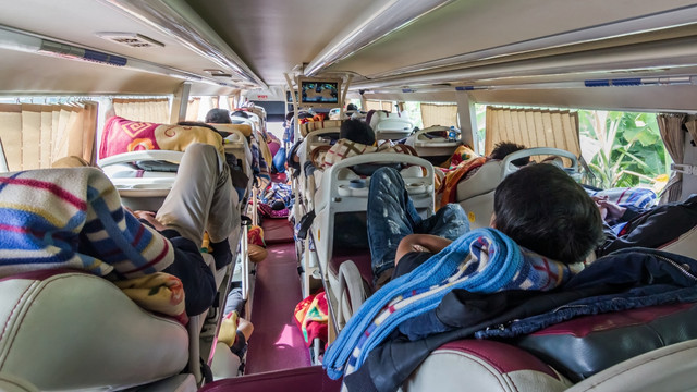 Ilustrasi penumpang sleeper bus. Foto: Robert Podlaski/Shutterstock