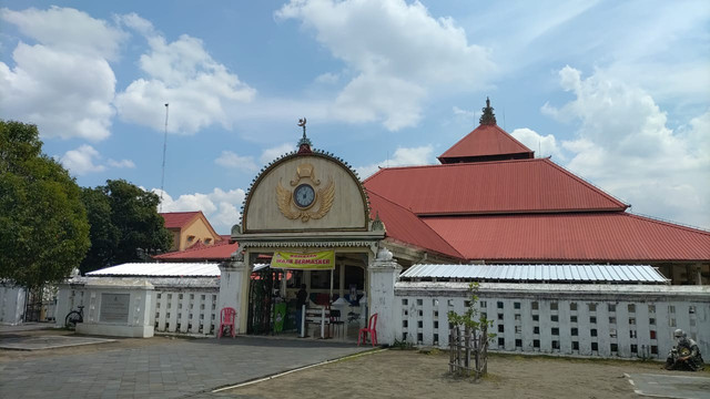 Suasana Masjid Gedhe Kauman Yogyakarta pada Jumat (1/4). Foto: Arfiansyah Panji Purnandaru/kumparan