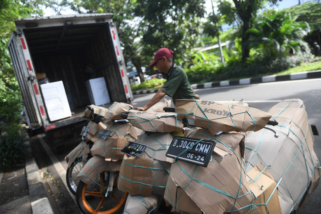 Pekerja menyiapkan motor yang akan dikirim ke berbagai daerah di Jakarta, Minggu (24/4/2022).  Foto: Akbar Nugroho Gumay/ANTARA FOTO