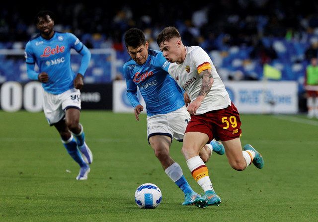 Pemain Napoli Hirving Lozano berusaha merebut bola dari pemain AS Roma Nicola Zalewsk pada pertandingan lanjutan Liga Italia di Stadio Diego Armando Maradona, Naples, Italia. Foto: Ciro De Luca/REUTERS