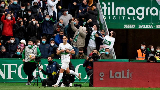Pemain Elche Fidel melakukan selebrasi saat melawan Barcelona pada pertandingan Liga Spanyol di Estadio Manuel Martinez Valero, Elche, Spanyol. Foto: Pablo Morano/Reuters