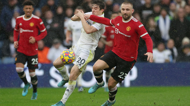 Pemain Manchester United Luke Shaw duel dengan pemain Leeds United Daniel James di Elland Road, Leeds, Inggris. Foto: Lee Smith/Reuters
