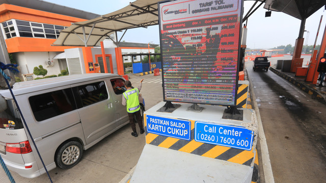 Sejumlah kendaraan keluar pintu Tol Cipali, Palimanan, Cirebon, Jawa Barat, Rabu (30/3/2022). Foto: Dedhez Anggara/ANTARA FOTO