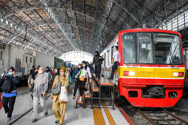 Sejumlah penumpang KRL Commuter line  turun dari kereta saat tiba di peron Stasiun Tanjung Priok, Jakarta, Senin (14/3/2022).  Foto: M Risyal Hidayat/ANTARA FOTO