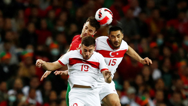 Pemain Portugal Diogo Jota beraksi dengan pemain Turki Ozan Kabak dan Orkun Kokcu di Estadio do Dragao, Porto, Portugal, Kamis (24/3/2022). Foto: Pedro Nunes/REUTERS