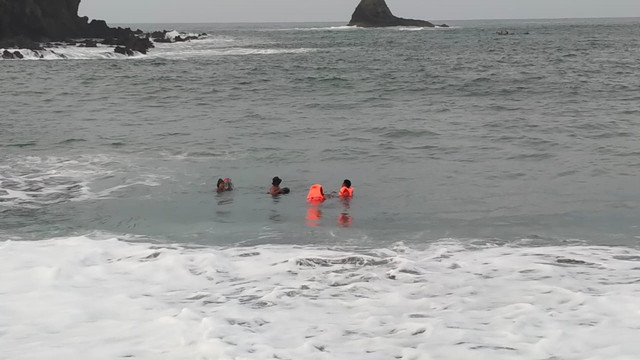 Evakuasi korban tenggelam saat menggelar ritual bernuansa klenik di pantai selatan Kabupaten Jember. Foto: Dok. Istimewa