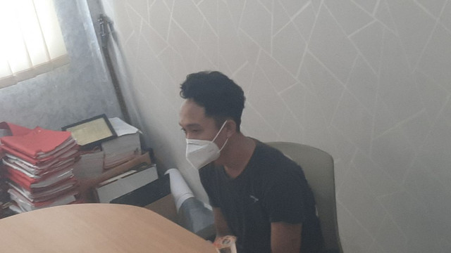 Foto: Tampang Randy Bagus Tersangka Kasus Aborsi Saat di Kejari Mojokerto (1)