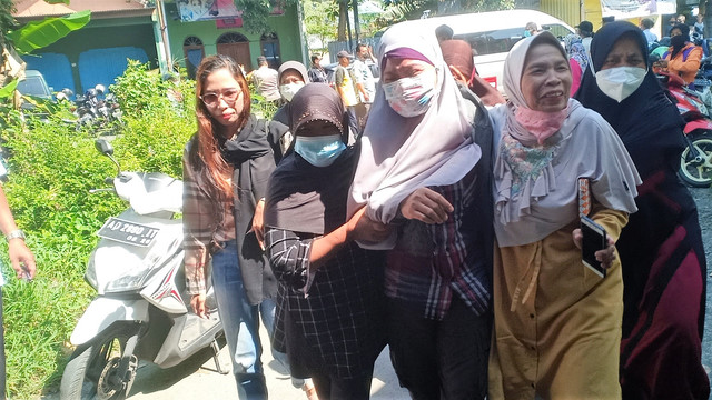 Ibu angkat korban, Kartini (tengah), mengikuti prosesi pemakaman UF di Ngabeyan, Sukoharjo, Rabu (13/04/2022). FOTO: Agung Santoso