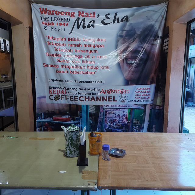 Warung Nasi Ma Eha di Pasar Cihapit, Bandung. Foto: Azalia Amadea/Kumparan