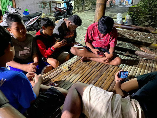 Ilustrasi sejumlah anak asyik bermain gadget saat sekolah tatap muka ditiadakan karena pandemi COVID-19. Foto: Ulul Azmy