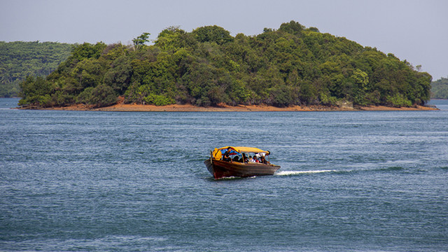 Sejumlah warga berada di perahu "pancung" atau perahu pompong saat melintas di wilayah perairan sekitar Pelabuhan rakyat Sagulung, Batam, Kepulauan Riau, Senin (21/2/2022).  Foto: Teguh Prihatna/ANTARA FOTO