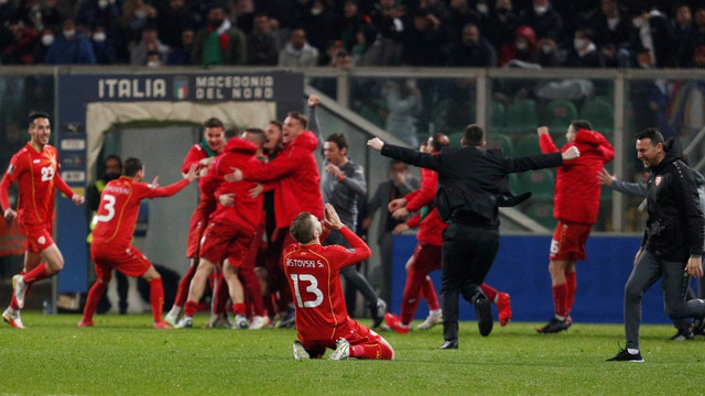 Pemain Makedonia Utara Stefan Ristovski melakukan selebrasi bersama rekan setimnya setelah pertandingan melawan Italia di Stadio Renzo Barbera, Palermo, Italia, Kamis (24/3/2022). Foto: Guglielmo Mangiapane/REUTERS