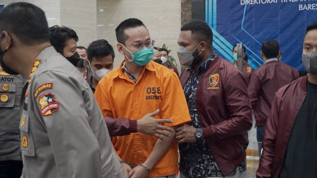 Polisi menunjukkan tersangka kasus penipuan aplikasi Binomo Indra Kenz (tengah) saat konferensi pers di Bareskrim, Mabes Polri Jakarta, Jumat (25/3/2022). Foto: Jamal Ramadhan/kumparan