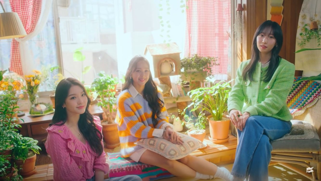 Video klip lagu Love Maybe. Foto: YouTube/1theK (원더케이)