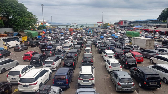 Kepadatan lalu lintas di Pelabuhan Merak, Sabtu (30/4/2022). Foto: Dok. Istimewa