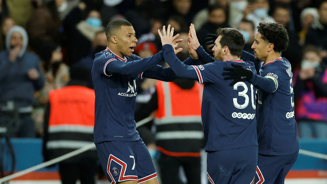 Pemain Paris St Germain Kylian Mbappe berselebrasi dengan Lionel Messi dan Marquinhos usai mencetak gol ke gawang AS Saint-Etienne di Parc des Princes, Paris, Prancis, Sabtu (26/2/2022). Foto: Christian Hartmann/REUTERS