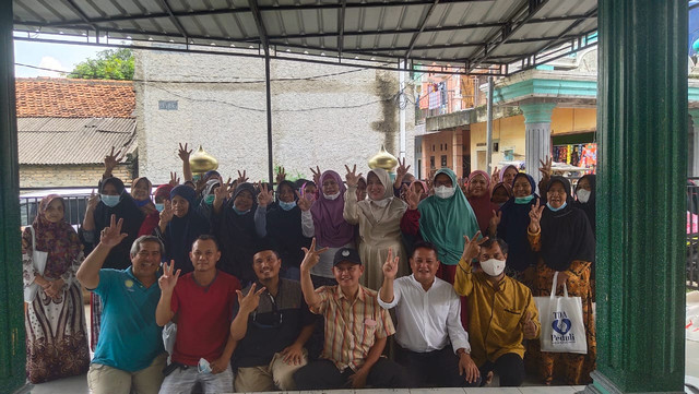 Komunitas TDA Tangerang Selatan menggelar kegiatan sosial melalui TDA Peduli dengan bagikan mukena untuk dhuafa. dok