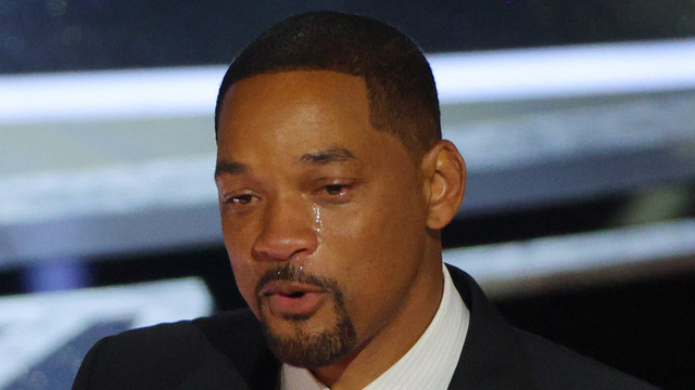 Will Smith menangis saat menerima pengharagaan Oscar untuk Aktor Terbaik dalam "King Richard" di Academy Awards ke-94 di Hollywood, Los Angeles, California, AS, 27 Maret 2022. Foto: REUTERS/Brian Snyder