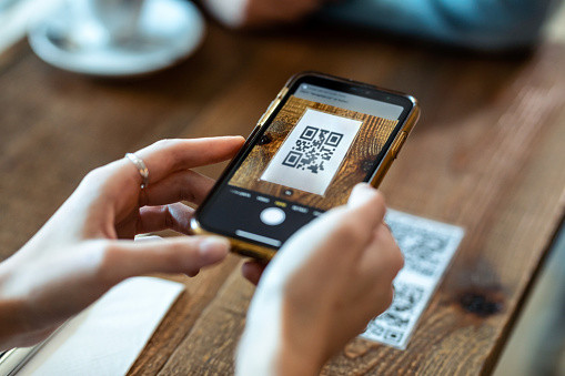 Ilustrasi mengoperasikan aplikasi scanner barcode. Foto: Unsplash.com