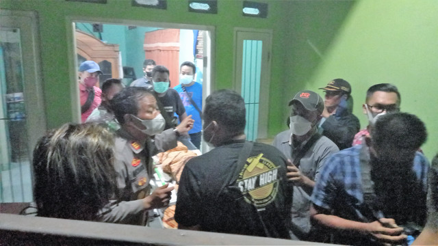 Evakuasi jenazah bocah diduga korban penganiayaan, UF (7), di Ngabeyan, Kecamatan Kartasura, Sukoharjo, Selasa (12/04/2022) malam. FOTO: Agung Santoso
