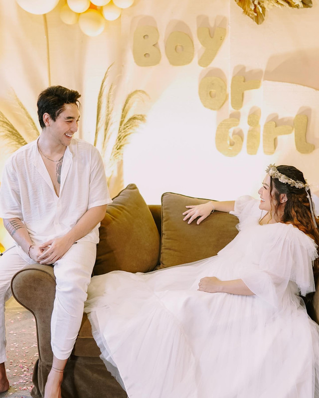 Siti Badriah dan suami gelar acara gender reveal. Foto: Instagram/@sitibadriahh