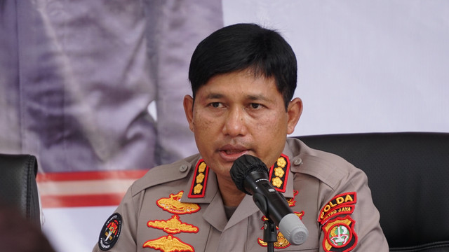 Kabid Humas Polda Metro Jaya Kombes Pol Endra Zulpan saat konferensi pers pengungkapan kasus kriminal di halaman Gedung Reskrimum Polda Metro Jaya, Jakarta, Jumat (11/3/2022). Foto: Jamal Ramadhan/kumparan