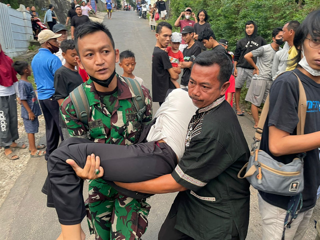 Remaja putri teriak histeri saat proses evakuasi bangkai bus di Bandar Lampung, Rabu (30/3/2022) | Foto: Roza Hariqo/Lampung Geh