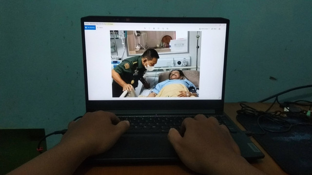 KSAD Jenderal Dudung menjenguk Hendropriyono di RSPAD Gatot Soebroto, Jakarta Pusat. Foto: M. Mizard Alhamdani/kumparan