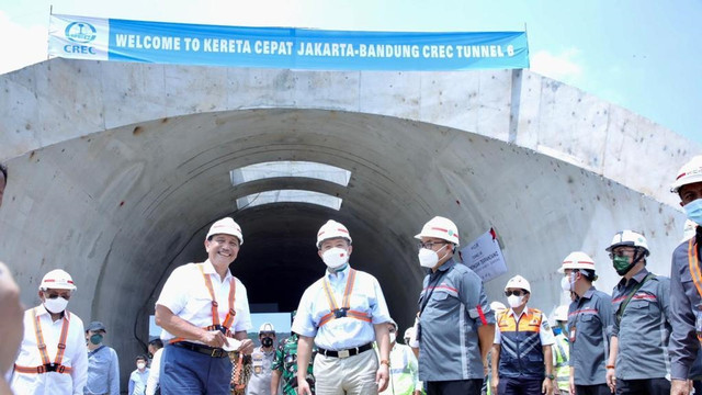 Menko Marves Luhut Binsar Pandjaitan ajak Dubes China untuk Indonesia Lu Kang meninjau proyek KCIC Jakarta-Bandung, Rabu (30/3/2022). Foto: Kemenko Marves
