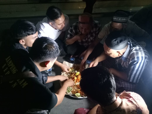 Ungkapan kegembiraan dalam kebersaamaan ditandai dengan tradisi Megibung - LSU