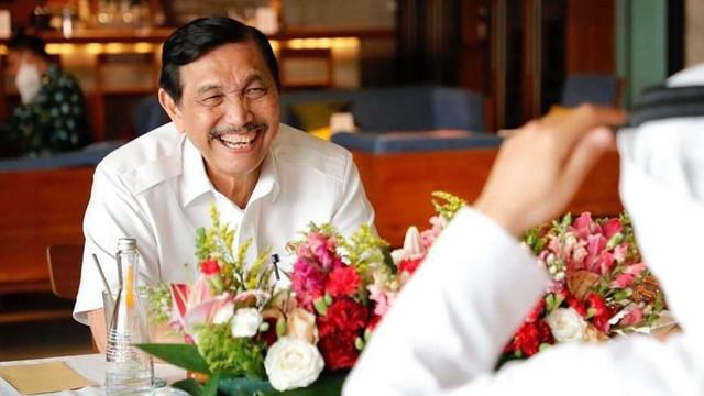 Menko Marves Luhut Pandjaitan, berbincang dengan Menteri Energi UEA Suhail al Mazrouei. Foto: Instagram/@luhut.pandjaitan