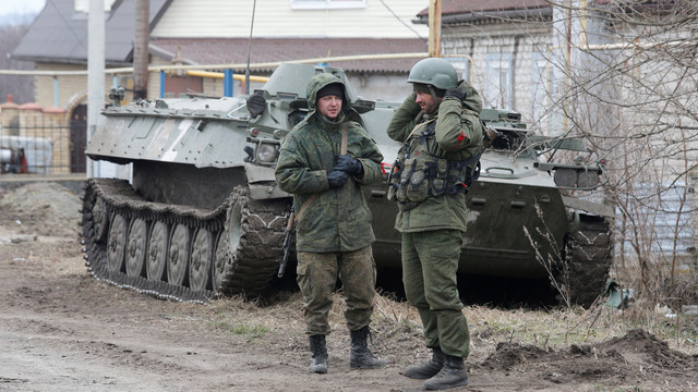 Pasukan pro-Rusia berseragam tanpa lencana di pemukiman Buhas (Bugas) yang dikuasai separatis, di wilayah Donetsk, Ukraina, Selasa (1/3/2022). Foto: Alexander Ermochenko/REUTERS