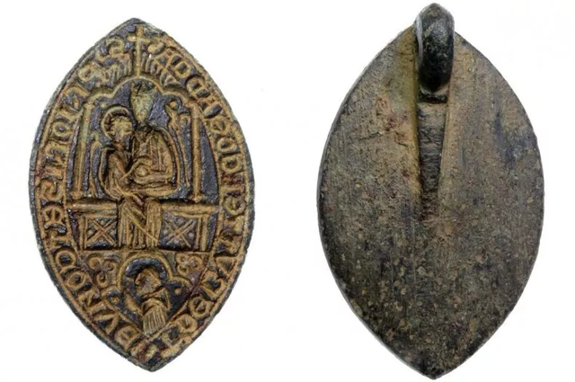 Stempel kuno abad ke-13 yang ditemukan bocah berusia 10 tahun. Foto: Rumah Lelang Hansons Auctioneers