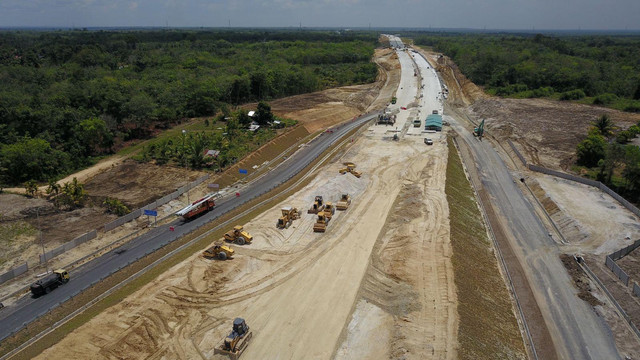 PENGERJAAN Jakan Tol Pekanbaru-Padang seksi Pekanbaru-Bangkiang dikebut untuk bisa dilalui pada musim mudik 2022 mulai 22 April 2022 mendatang sejauh 40 KM. (FOTO: HUTAMA KARYA)