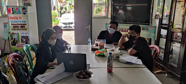 Mahasiswa DKV ITTP Mempresentasikan Hasil Riset Rebranding (Foto: Koleksi Penulis)