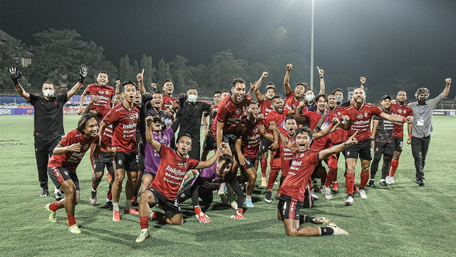 Pemain Bali United berselebrasi usai pertandingan, Jumat (25/3/2022). Foto: Instagram/@baliunitedfc