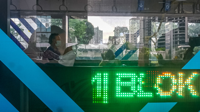 Bus Transjakarta melintas di area Terminal Tosari, Jakarta pada Rabu (16/3/2022). Foto: Iqbal Firdaus/kumparan